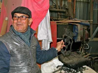 Gaetano mostra il personalissimo stemma con le sue iniziali creato appositamente per marchiare le sue creazioni
